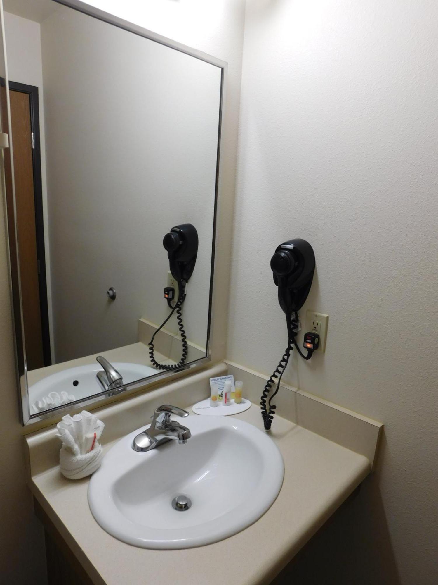 Days Inn & Suites By Wyndham Rochester South Room photo