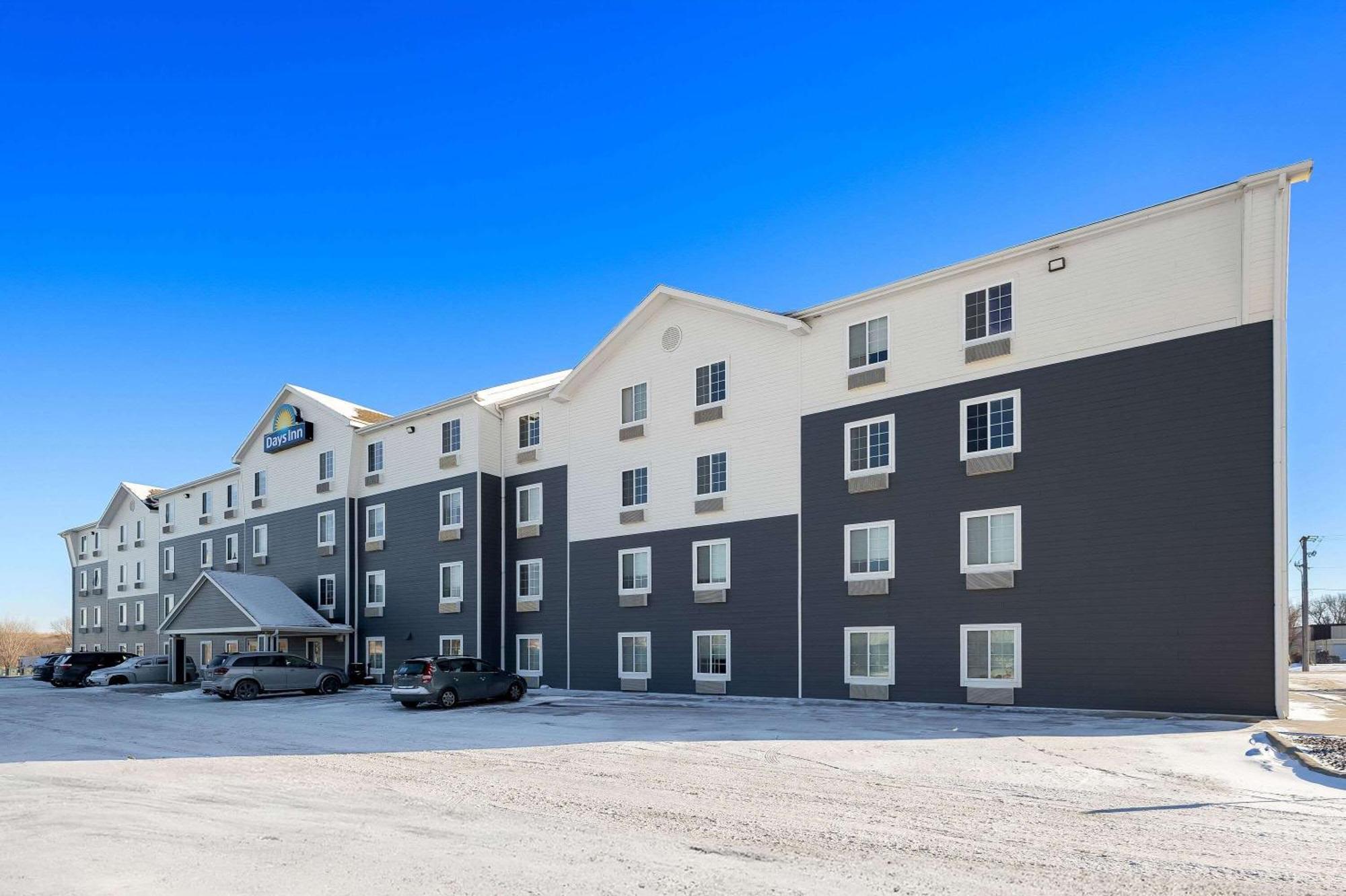 Days Inn & Suites By Wyndham Rochester South Exterior photo